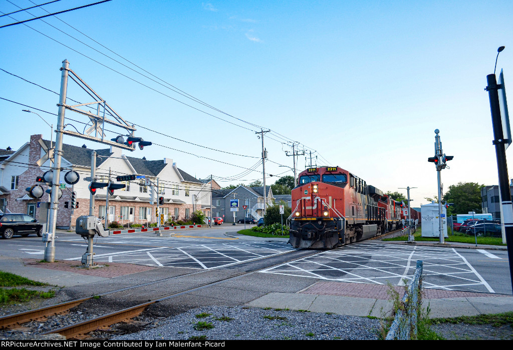 2311 leads CN 559 at Avenue de la Cathedrale